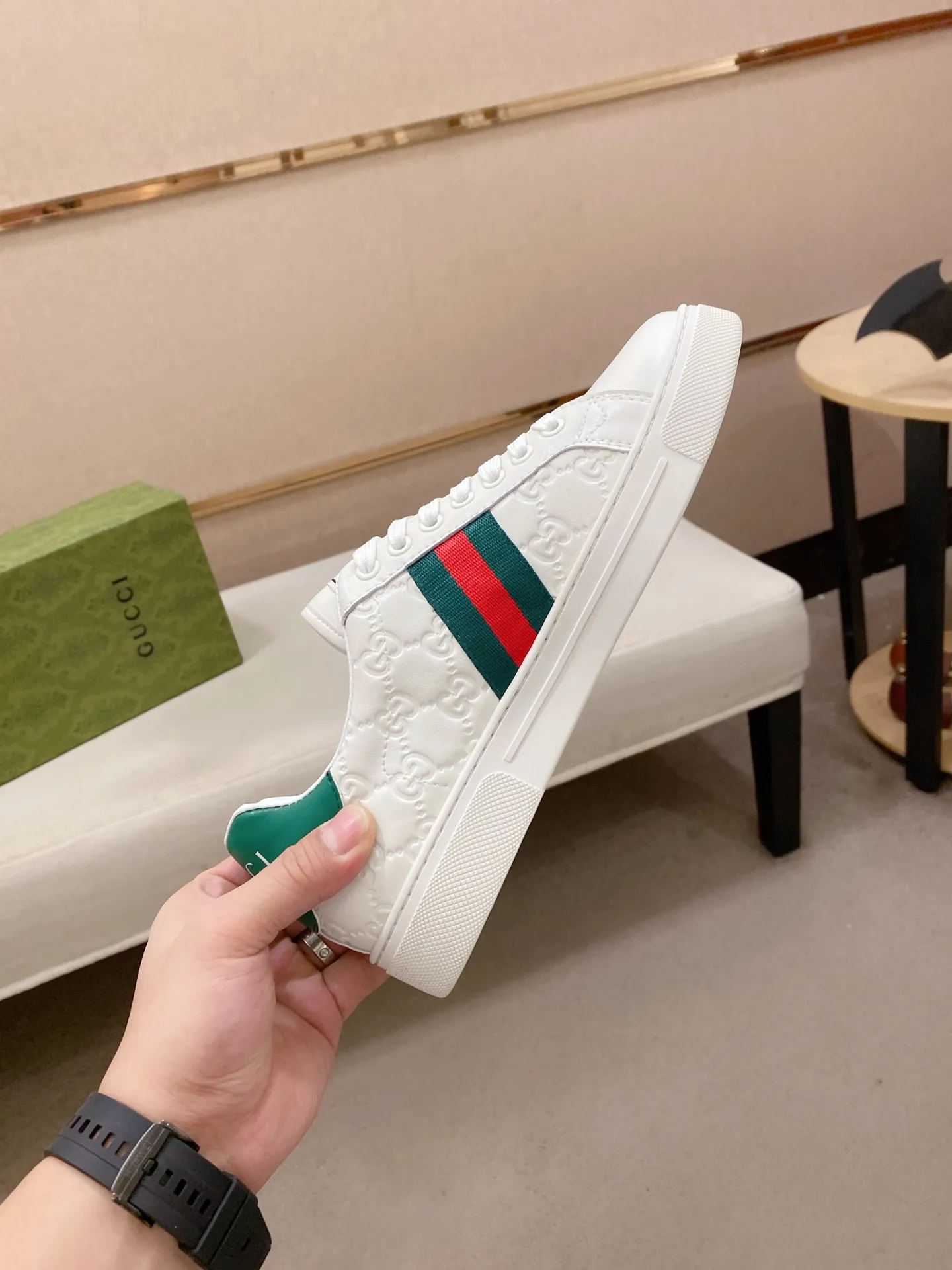 Factory price: 480💰 (GUCCI) The latest model from the official website 🎁🎁Casual and fashionable men's shoes👟, hot style 💥The version is simple and elegant, exclusive for trendy men. Unique official website latest brand elements 👑Gucci original decoration, fashionable and generous, the fabric is original cowhide ✅sheepskin lining, the official website specifies wear-resistant casual outsole, the classic model is taken in kind at the counter🎬38-44 (45 is not returned or exchanged)